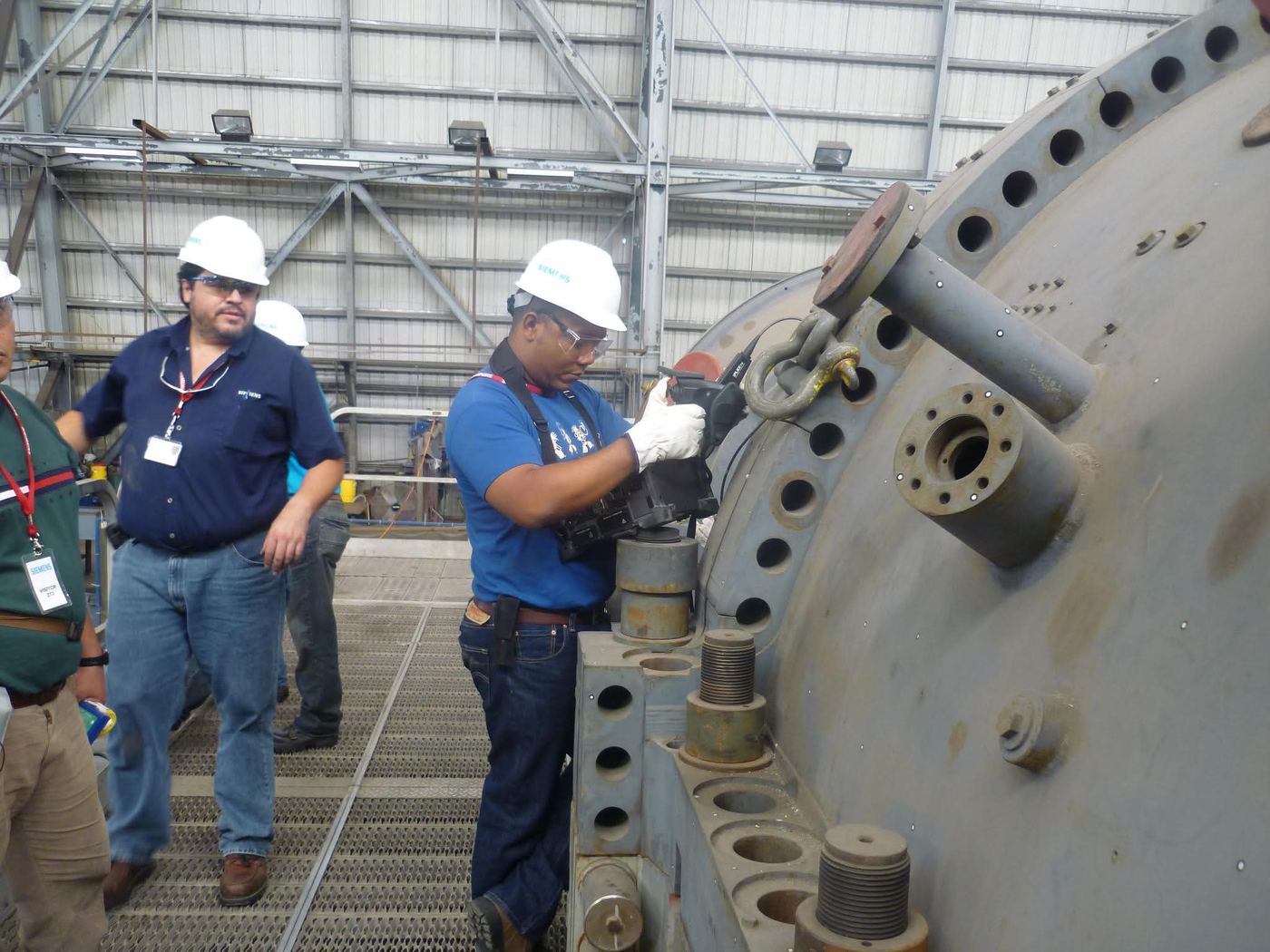 Equipo técnico de SOLIINTEG en planta